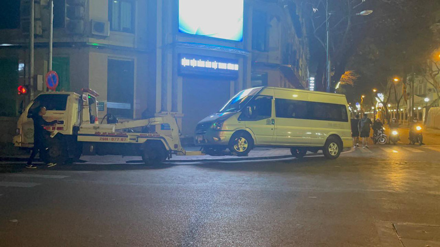 Cảnh sát giao thông lập biên bản, tạm giữ xe vi phạm theo quy định.