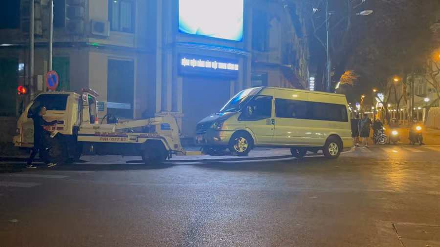 Cảnh sát giao thông lập biên bản, tạm giữ xe vi phạm theo quy định.