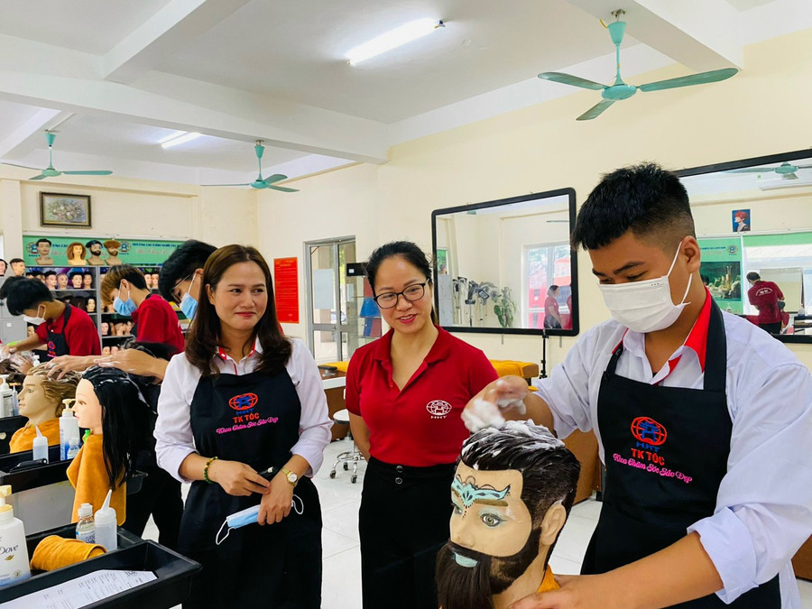 Sinh viên HHT tham gia thực hành với ngành nghề được học.