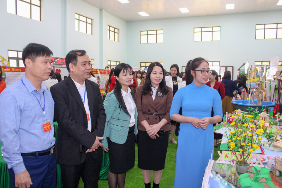 Đại biểu thăm quan bộ đồ dùng dự thi. Đại biểu thăm quan bộ đồ dùng dự thi.