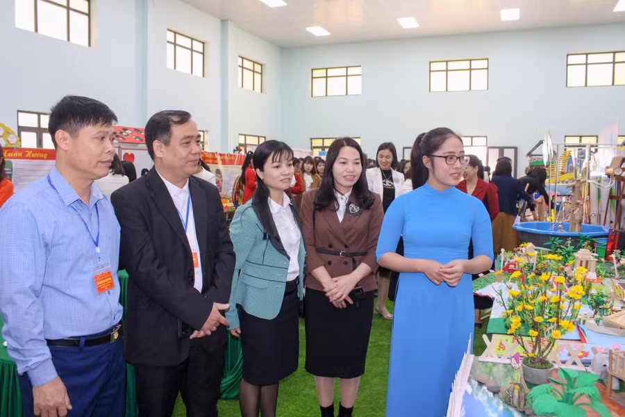 Đại biểu thăm quan bộ đồ dùng dự thi.