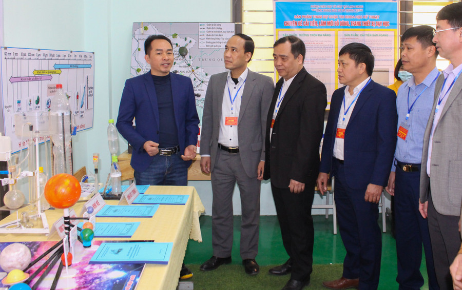 Đại diện Ban tổ chức, Ban giám khảo thăm quan các bộ đồ dùng dự thi. Đại diện Ban tổ chức, Ban giám khảo thăm quan các bộ đồ dùng dự thi.