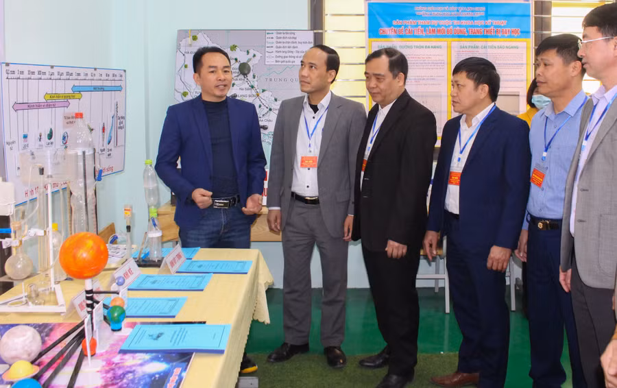 Đại diện Ban tổ chức, Ban giám khảo thăm quan các bộ đồ dùng dự thi.