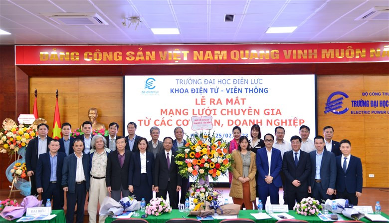 Lãnh đạo Trường Đại học Điện lực và Khoa Điện tử - Viễn thông chụp ảnh lưu niệm với các chuyên gia và các đại biểu tham dự buổi lễ. Lãnh đạo Trường Đại học Điện lực và Khoa Điện tử - Viễn thông chụp ảnh lưu niệm với các chuyên gia và các đại biểu tham dự buổi lễ.