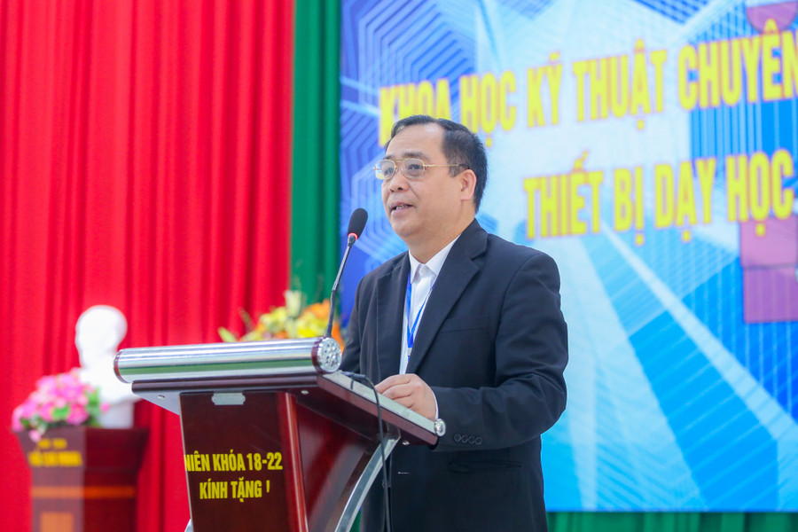 Ông Đặng Thiều Quang - Trưởng phòng GD&ĐT huyện Lạng Giang phát biểu. Ông Đặng Thiều Quang - Trưởng phòng GD&ĐT huyện Lạng Giang phát biểu.