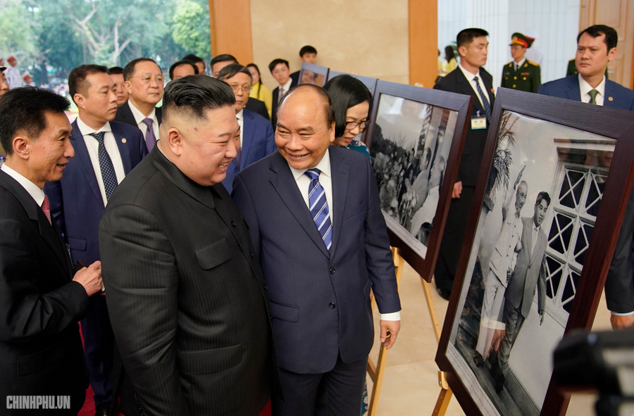 Thủ tướng Nguyễn Xuân Phúc cùng Chủ tịch Kim Jong-un xem lại những hình ảnh thể hiện tình hữu nghị hợp tác truyền thống giữa hai nước Việt Nam - Triều Tiên. Ảnh VGP/Quang Hiếu Thủ tướng Nguyễn Xuân Phúc cùng Chủ tịch Kim Jong-un xem lại những hình ảnh thể hiện tình hữu nghị hợp tác truyền thống giữa hai nước Việt Nam - Triều Tiên. Ảnh VGP/Quang Hiếu