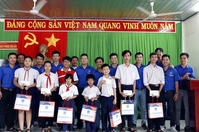 Tuổi trẻ KVT tặng quà động viên học sinh vượt khó của Côn Đảo.