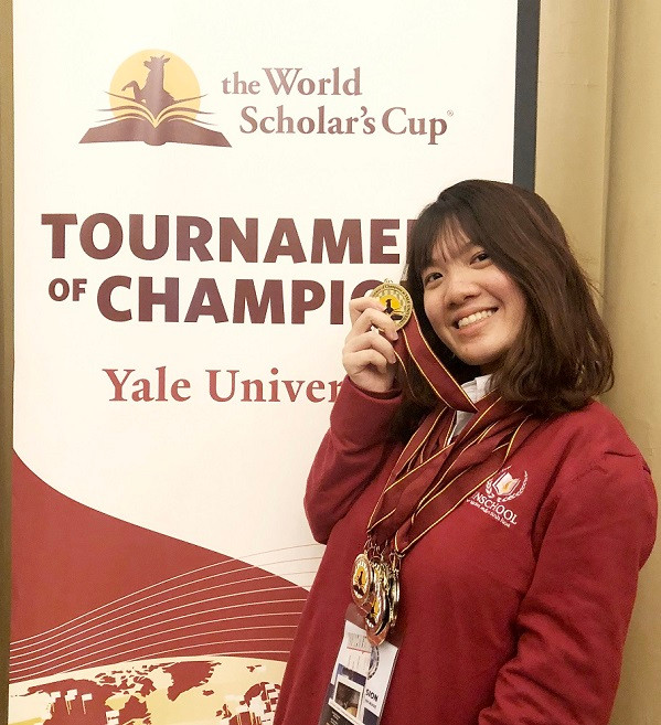 Lần đầu tiên tham dự và xuất sắc lọt vào Vòng Chung kết cuộc thi The World Scholar’s Cup được tổ chức tại Đại học Yale Hoa Kỳ, Phạm Thị Linh Chi đã giành được 3 Huy chương Vàng cùng nhiều Huy chương Bạc và Huy chương đồng đội