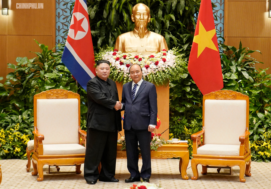 Thủ tướng Nguyễn Xuân Phúc tiếp Chủ tịch Kim Jong-un. Ảnh VGP/Quang Hiếu Thủ tướng Nguyễn Xuân Phúc tiếp Chủ tịch Kim Jong-un. Ảnh VGP/Quang Hiếu