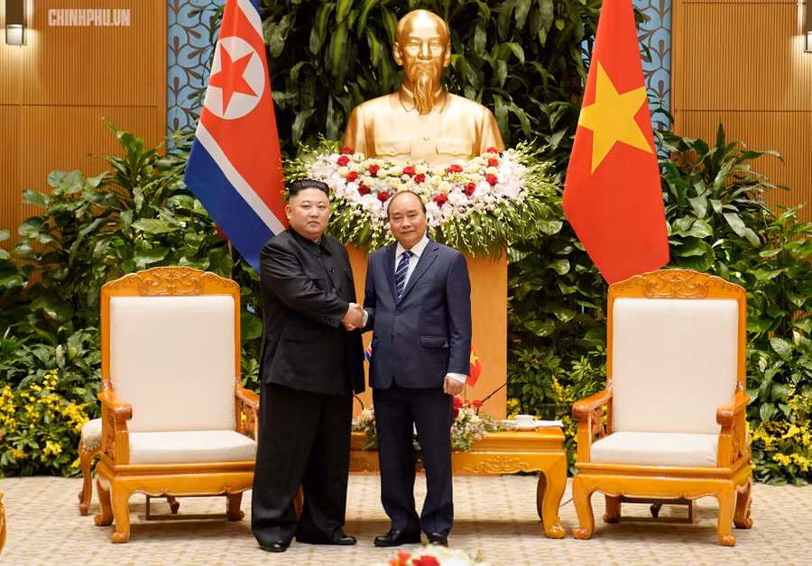 Thủ tướng Nguyễn Xuân Phúc tiếp Chủ tịch Kim Jong-un. Ảnh VGP/Quang Hiếu