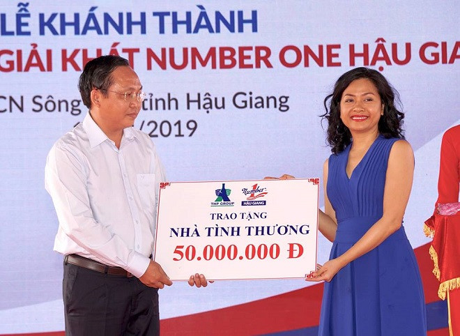 Bà Trần Uyên Phương, Phó Tổng Giám đốc Tập đoàn Tân Hiệp Phát trao tặng 01 căn nhà tình thương cho Ông Lê Công Lý - Bí Thư Huyện Ủy Châu Thành đại diện người dân địa phương. Bà Trần Uyên Phương, Phó Tổng Giám đốc Tập đoàn Tân Hiệp Phát trao tặng 01 căn nhà tình thương cho Ông Lê Công Lý - Bí Thư Huyện Ủy Châu Thành đại diện người dân địa phương.