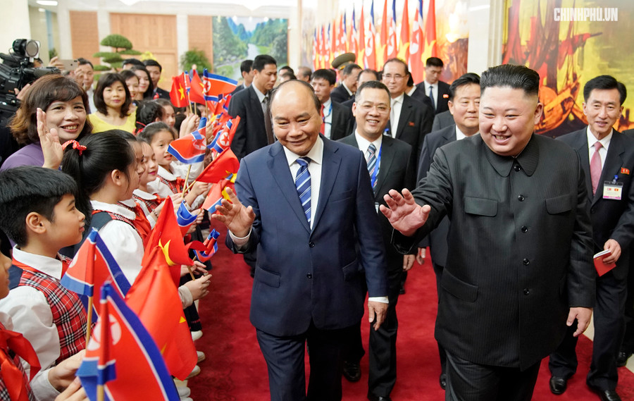 Thủ tướng Nguyễn Xuân Phúc đón Chủ tịch Kim Jong-un. Ảnh VGP/Quang Hiếu Thủ tướng Nguyễn Xuân Phúc đón Chủ tịch Kim Jong-un. Ảnh VGP/Quang Hiếu