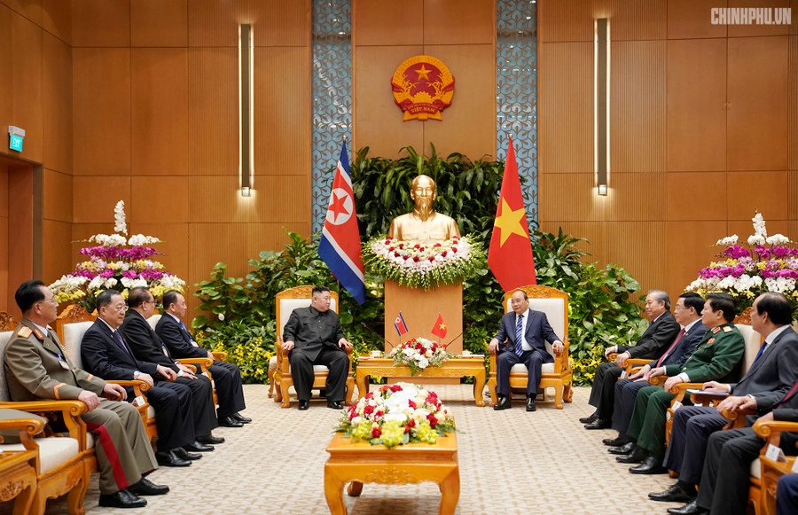 Thủ tướng Nguyễn Xuân Phúc tiếp Chủ tịch Kim Jong-un. Ảnh VGP/Quang Hiếu Thủ tướng Nguyễn Xuân Phúc tiếp Chủ tịch Kim Jong-un. Ảnh VGP/Quang Hiếu