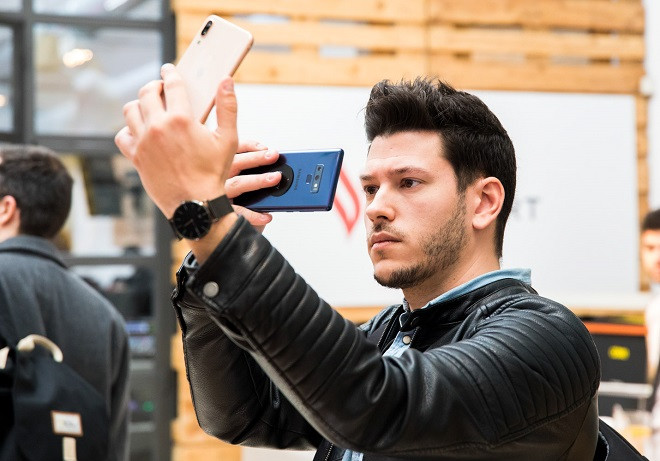 Sản phẩm Vsmart được các nhà báo xem xét kỹ Sản phẩm Vsmart được các nhà báo xem xét kỹ