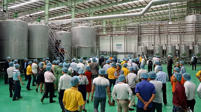 Khách mời tham quan hệ thống dây chuyền công nghệ khép kín vô trùng Aseptic tại nhà máy Number One Hậu Giang.