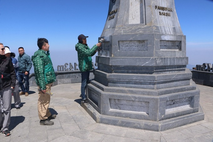 Nhiều du khách cũng bất bình với hành vi khắc chữ lên cột cờ Fansipan