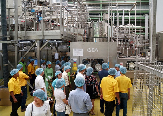 Khách tham quan hệ thống dây chuyền công nghệ khép kín vô trùng Aseptic tại nhà máy Number One Hậu Giang. Khách tham quan hệ thống dây chuyền công nghệ khép kín vô trùng Aseptic tại nhà máy Number One Hậu Giang.