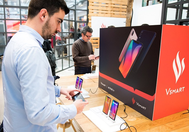 Các nhà báo Tây Ban Nha tìm hiểu các sản phẩm sản phẩm Vsmart Các nhà báo Tây Ban Nha tìm hiểu các sản phẩm sản phẩm Vsmart