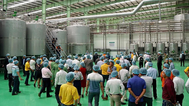 Khách mời tham quan hệ thống dây chuyền công nghệ khép kín vô trùng Aseptic tại nhà máy Number One Hậu Giang. Khách mời tham quan hệ thống dây chuyền công nghệ khép kín vô trùng Aseptic tại nhà máy Number One Hậu Giang.