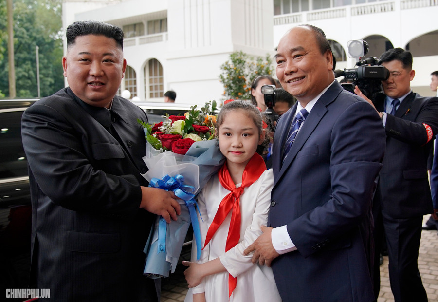 Thủ tướng Nguyễn Xuân Phúc đón Chủ tịch Kim Jong-un. Ảnh VGP/Quang Hiếu Thủ tướng Nguyễn Xuân Phúc đón Chủ tịch Kim Jong-un. Ảnh VGP/Quang Hiếu