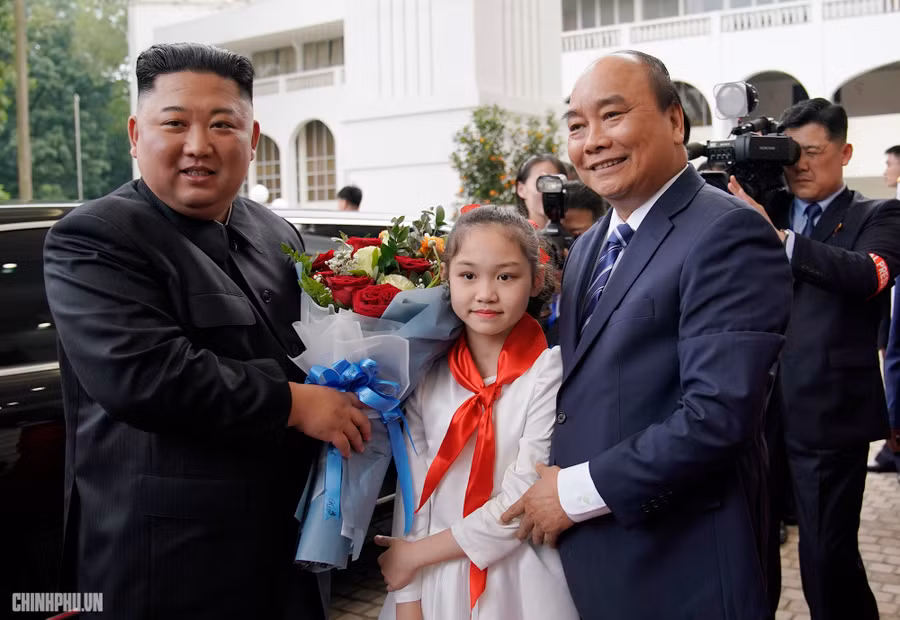 Thủ tướng Nguyễn Xuân Phúc đón Chủ tịch Kim Jong-un. Ảnh VGP/Quang Hiếu