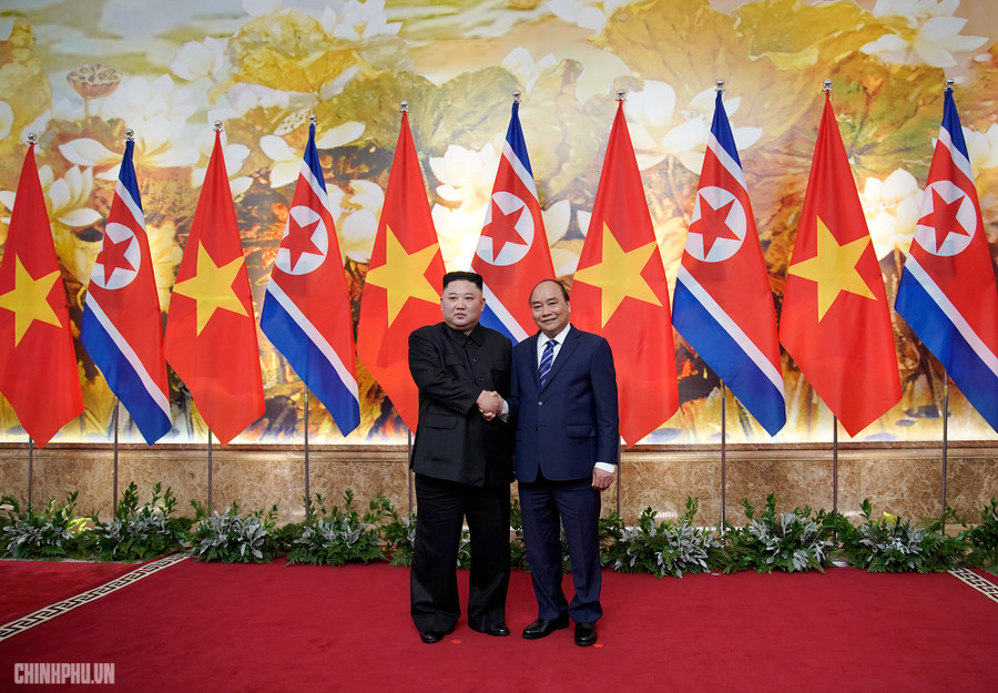 Thủ tướng Nguyễn Xuân Phúc và Chủ tịch Kim Jong-un. Ảnh VGP/Quang Hiếu Thủ tướng Nguyễn Xuân Phúc và Chủ tịch Kim Jong-un. Ảnh VGP/Quang Hiếu
