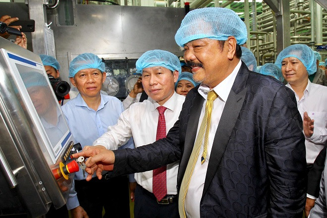 Tổng Giám đốc Trần Quí Thanh, Tổng Giám đốc Tập đoàn Tân Hiệp Phát và ông Lê Tiến Châu, Phó Bí thư, Chủ tịch UBND tỉnh Hậu Giang cùng bấm nút khởi động hệ thống dây chuyền công nghệ khép kín vô trùng Aseptic tại nhà máy Nummber One Hậu Giang. Tổng Giám đốc Trần Quí Thanh, Tổng Giám đốc Tập đoàn Tân Hiệp Phát và ông Lê Tiến Châu, Phó Bí thư, Chủ tịch UBND tỉnh Hậu Giang cùng bấm nút khởi động hệ thống dây chuyền công nghệ khép kín vô trùng Aseptic tại nhà máy Nummber One Hậu Giang.