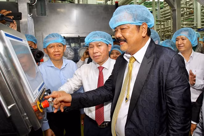 Tổng Giám đốc Trần Quí Thanh, Tổng Giám đốc Tập đoàn Tân Hiệp Phát và ông Lê Tiến Châu, Phó Bí thư, Chủ tịch UBND tỉnh Hậu Giang cùng bấm nút khởi động hệ thống dây chuyền công nghệ khép kín vô trùng Aseptic tại nhà máy Nummber One Hậu Giang.