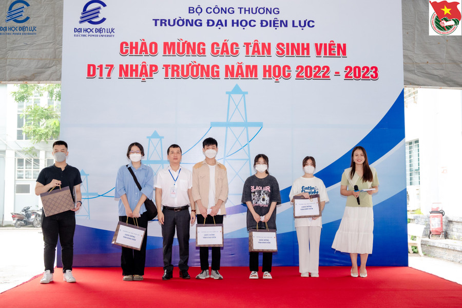 TS. Trường Nam Hưng - Phó Hiệu trưởng trao quà cho 5 tân sinh viên khóa D17 đầu tiên đến nhập học. TS. Trường Nam Hưng - Phó Hiệu trưởng trao quà cho 5 tân sinh viên khóa D17 đầu tiên đến nhập học.