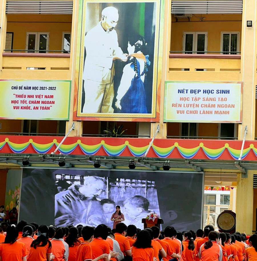Học sinh trải nghiệm, học tập tư liệu lịch sử qua hệ thống màn hình Led. Học sinh trải nghiệm, học tập tư liệu lịch sử qua hệ thống màn hình Led.