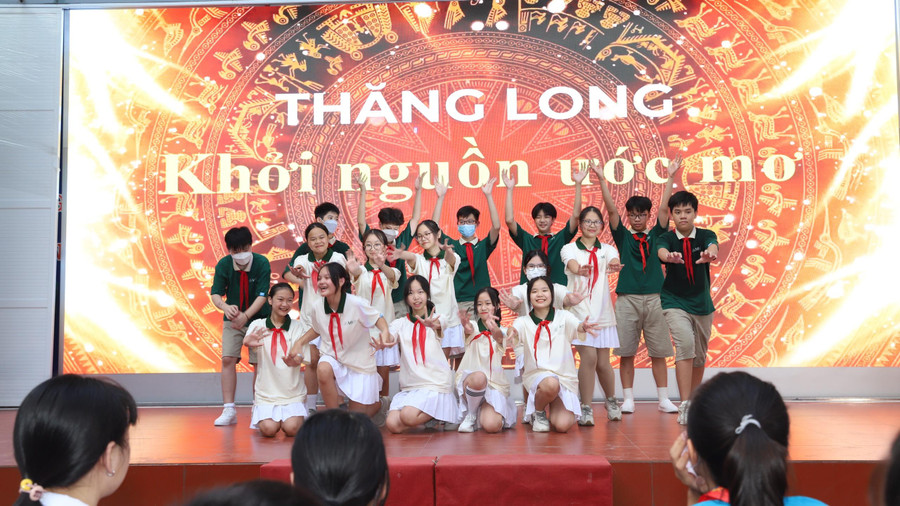 Trường THCS Thăng Long sử dụng hiệu quả màn hình Led trong hoạt động ngoại khóa. Trường THCS Thăng Long sử dụng hiệu quả màn hình Led trong hoạt động ngoại khóa.