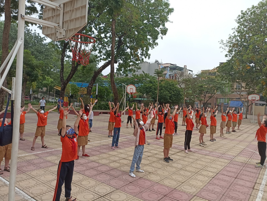 Học sinh trường Tiểu học Hoàng Hoa Thám trong giờ học thể dục. Học sinh trường Tiểu học Hoàng Hoa Thám trong giờ học thể dục.