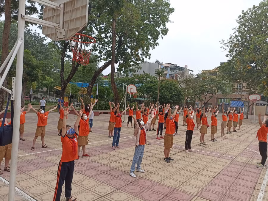 Học sinh trường Tiểu học Hoàng Hoa Thám trong giờ học thể dục.