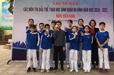 Cô Dương Thị Ngọc Hương cùng với các bạn học sinh đạt giải Điền kinh cấp quận Cô Dương Thị Ngọc Hương cùng với các bạn học sinh đạt giải Điền kinh cấp quận