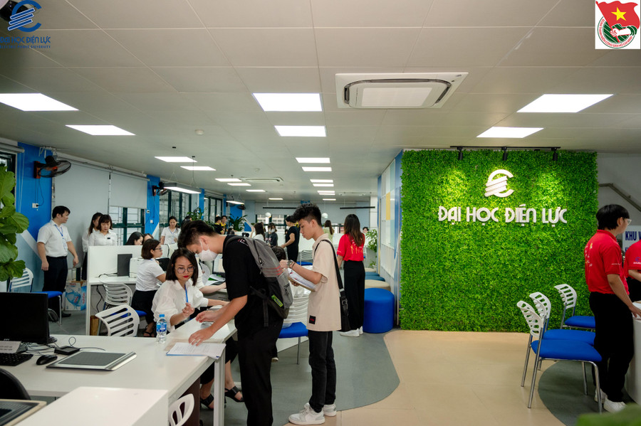 Thủ tục nhập học nhanh gọn, tân sinh viên hân hoan với ngôi trường mới. Thủ tục nhập học nhanh gọn, tân sinh viên hân hoan với ngôi trường mới.