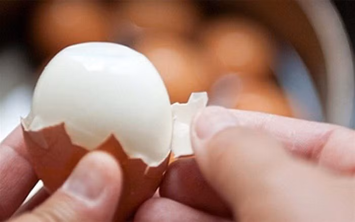 Dùng trứng gà luộc chín, bóc sạch vỏ rồi lăn đều lên vết bầm ngay khi còn nóng