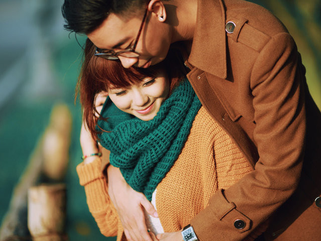 Bạn hãy cố gắng giữ bình tĩnh và nén lại những cơn tức giận, cư xử có văn hóa, hiểu biết để chỉ ra những đúng sai, hơn thiệt trong mối quan hệ bất chính của chồng