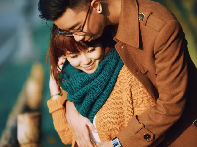 Bạn hãy cố gắng giữ bình tĩnh và nén lại những cơn tức giận, cư xử có văn hóa, hiểu biết để chỉ ra những đúng sai, hơn thiệt trong mối quan hệ bất chính của chồng