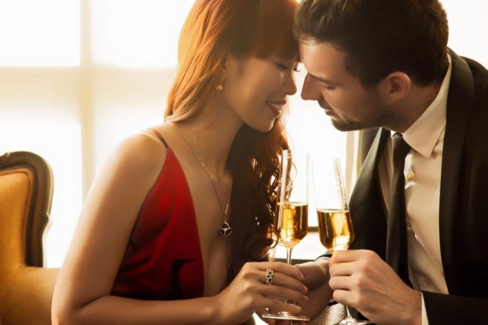 Hơn 70% những trường hợp nam giới lần đầu có quan hệ tình dục với người phụ nữ khác không phải vợ mình đều có sự “trợ giúp” của hơi men. Hơn 70% những trường hợp nam giới lần đầu có quan hệ tình dục với người phụ nữ khác không phải vợ mình đều có sự “trợ giúp” của hơi men.