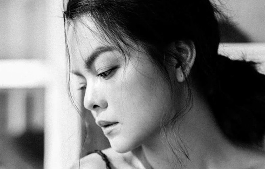 Nếu nghe được những lời người đầu ấp tay gối nói không về mình, đàn bà dù hiền lành, cam chịu đến mấy cũng phải ngậm ngùi, xót xa.