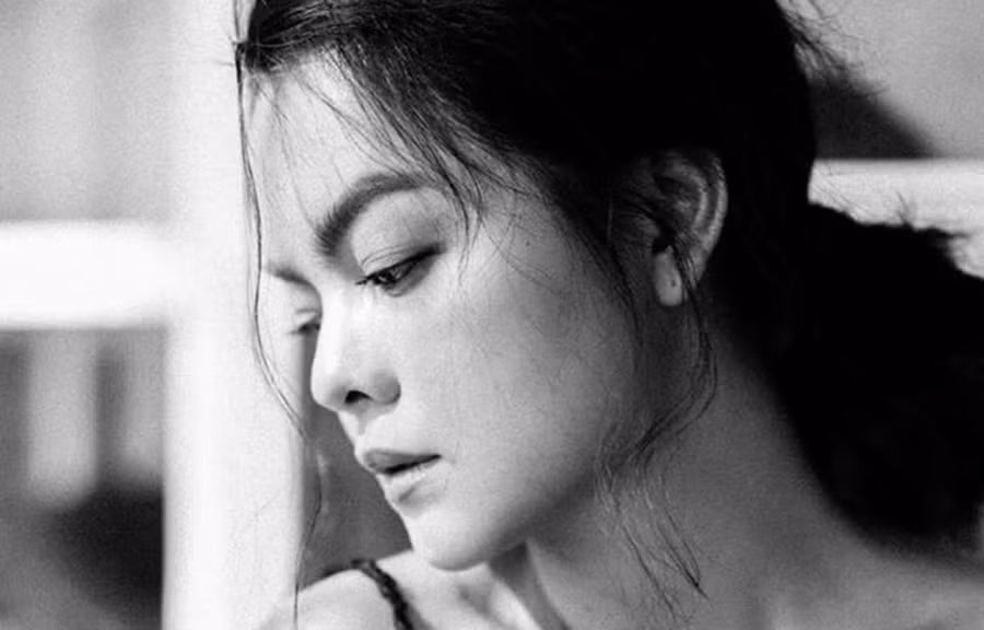 Nếu nghe được những lời người đầu ấp tay gối nói không về mình, đàn bà dù hiền lành, cam chịu đến mấy cũng phải ngậm ngùi, xót xa.