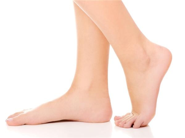 4 kiểu bàn chân chỉ có ở người phụ nữ giàu sang, phú quý ảnh 1 Phụ nữ có bàn chân nhỏ nhắn nhưng lòng bàn chân dày chính là người ngay thẳng, thật thà, cuộc đời luôn “xuôi chèo mát mái”