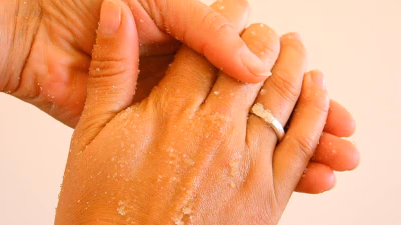 Trên thực tế, tẩy da chết cho bàn tay là việc làm vô cùng cần thiết để có làn da mềm mại, tươi sáng hơn Trên thực tế, tẩy da chết cho bàn tay là việc làm vô cùng cần thiết để có làn da mềm mại, tươi sáng hơn