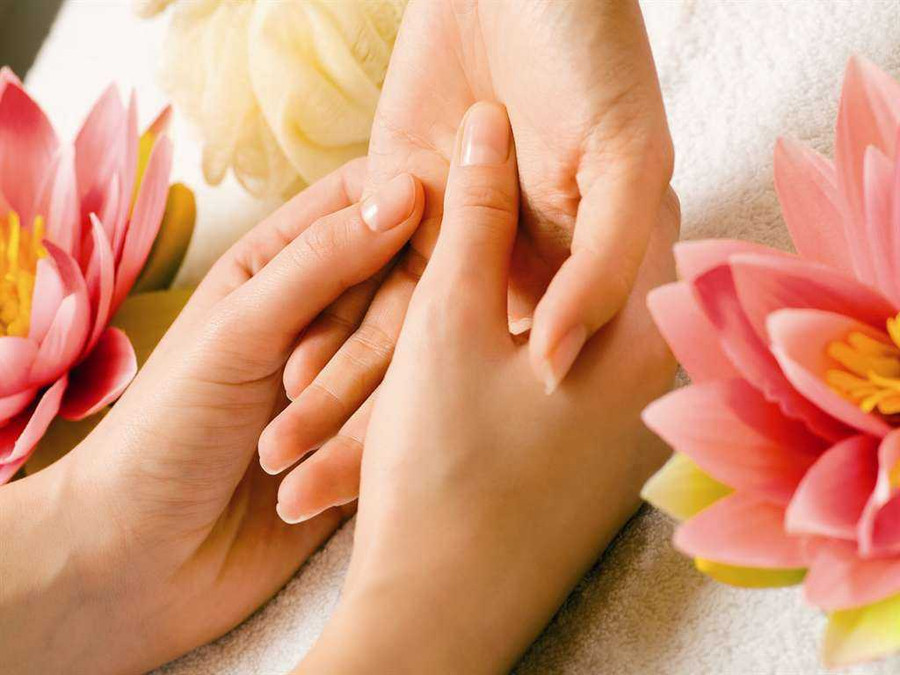 Massage tay không chỉ giúp máu lưu thông tốt, chống lại các biểu hiện lão hóa sớm mà còn mang đến cho bạn làn da căng mềm, tươi trẻ đến không ngờ  Massage tay không chỉ giúp máu lưu thông tốt, chống lại các biểu hiện lão hóa sớm mà còn mang đến cho bạn làn da căng mềm, tươi trẻ đến không ngờ