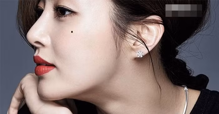 Nếu phụ nữ có nốt ruồi ở xương gò má thì cần cẩn trọng trong mọi hành động với bạn khác giới, tránh những hiểu lầm đáng tiếc Nếu phụ nữ có nốt ruồi ở xương gò má thì cần cẩn trọng trong mọi hành động với bạn khác giới, tránh những hiểu lầm đáng tiếc