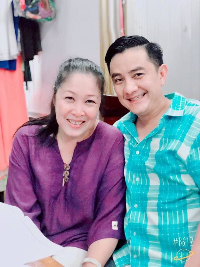 Tại bàn hóa trang của Anh Vũ, Hồng Vân và thế hệ đàn em chuẩn bị cho anh thứ này ảnh 8 Tại bàn hóa trang của Anh Vũ, Hồng Vân và thế hệ đàn em chuẩn bị cho anh thứ này ảnh 8