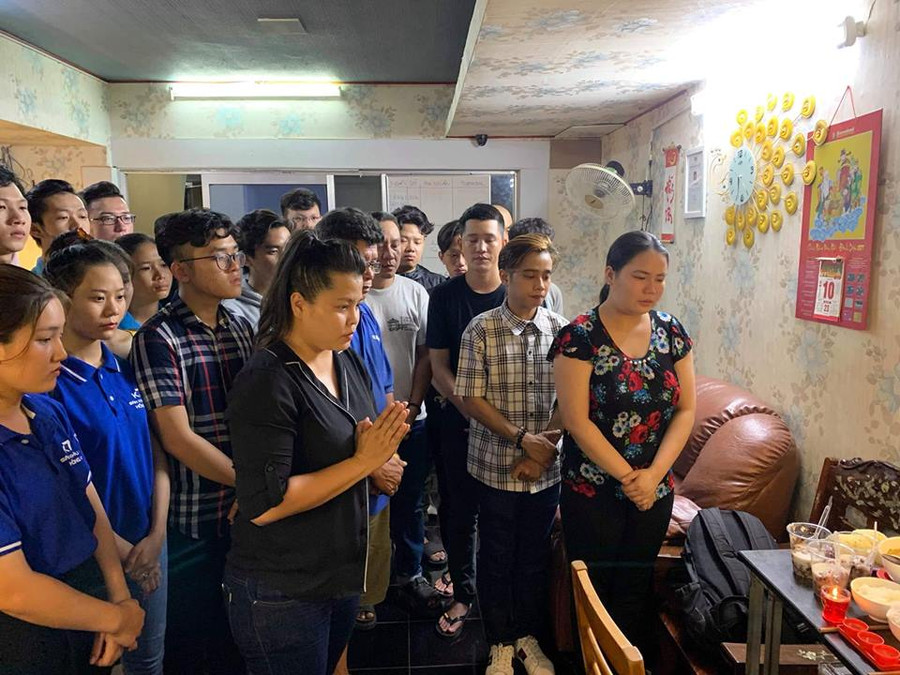 Tại bàn hóa trang của Anh Vũ, Hồng Vân và thế hệ đàn em chuẩn bị cho anh thứ này ảnh 6 Tại bàn hóa trang của Anh Vũ, Hồng Vân và thế hệ đàn em chuẩn bị cho anh thứ này ảnh 6