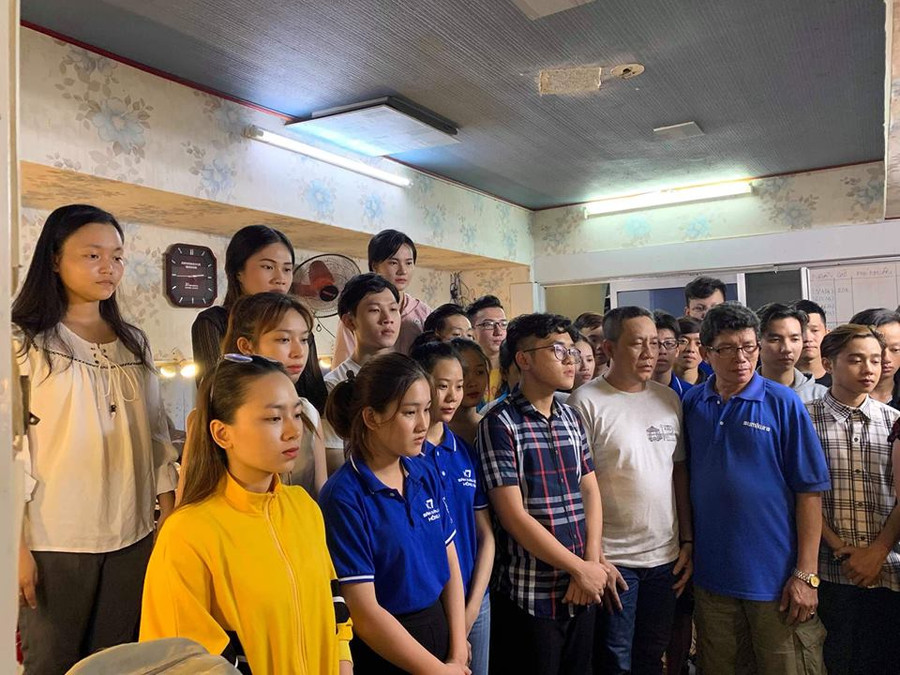 Tại bàn hóa trang của Anh Vũ, Hồng Vân và thế hệ đàn em chuẩn bị cho anh thứ này ảnh 7 Tại bàn hóa trang của Anh Vũ, Hồng Vân và thế hệ đàn em chuẩn bị cho anh thứ này ảnh 7