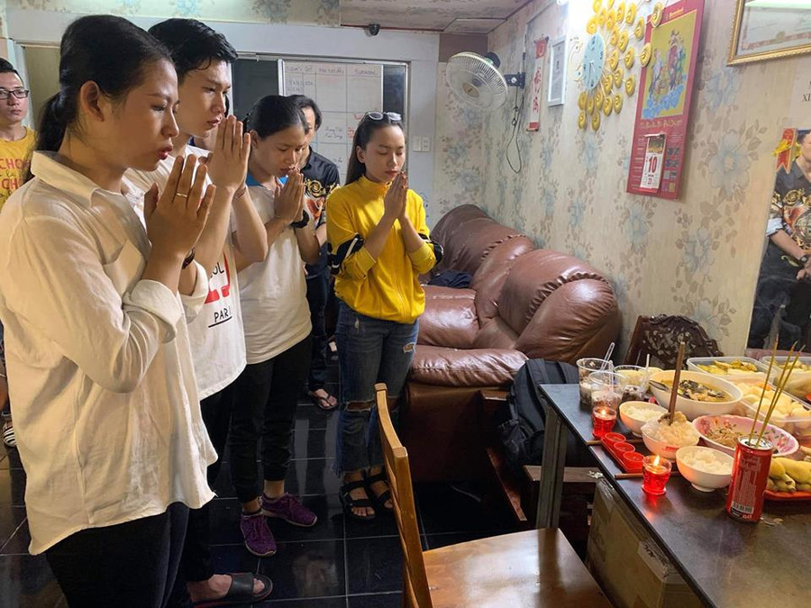 Tại bàn hóa trang của Anh Vũ, Hồng Vân và thế hệ đàn em chuẩn bị cho anh thứ này ảnh 5 Tại bàn hóa trang của Anh Vũ, Hồng Vân và thế hệ đàn em chuẩn bị cho anh thứ này ảnh 5