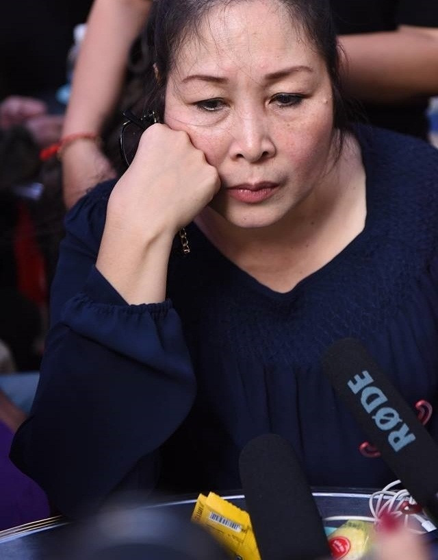 Tại bàn hóa trang của Anh Vũ, Hồng Vân và thế hệ đàn em chuẩn bị cho anh thứ này ảnh 1 Tại bàn hóa trang của Anh Vũ, Hồng Vân và thế hệ đàn em chuẩn bị cho anh thứ này ảnh 1